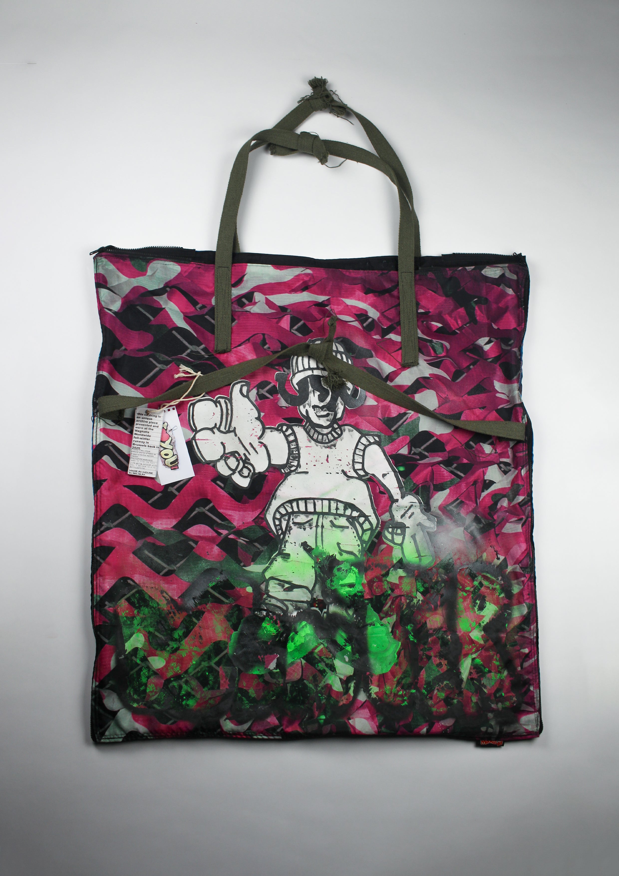 RUNWAY PIECE - Concrete picnic bag