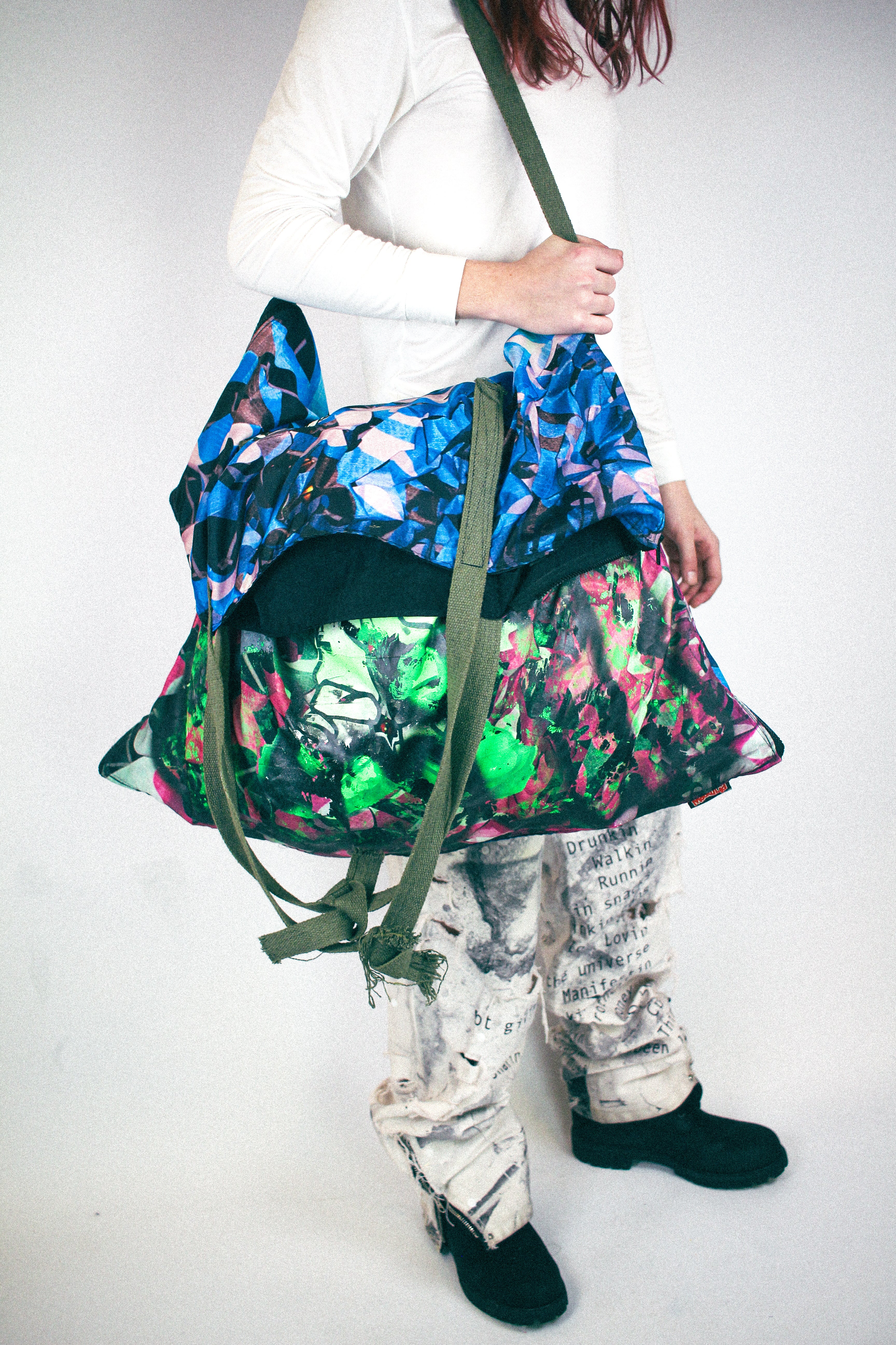 RUNWAY PIECE - Concrete picnic bag